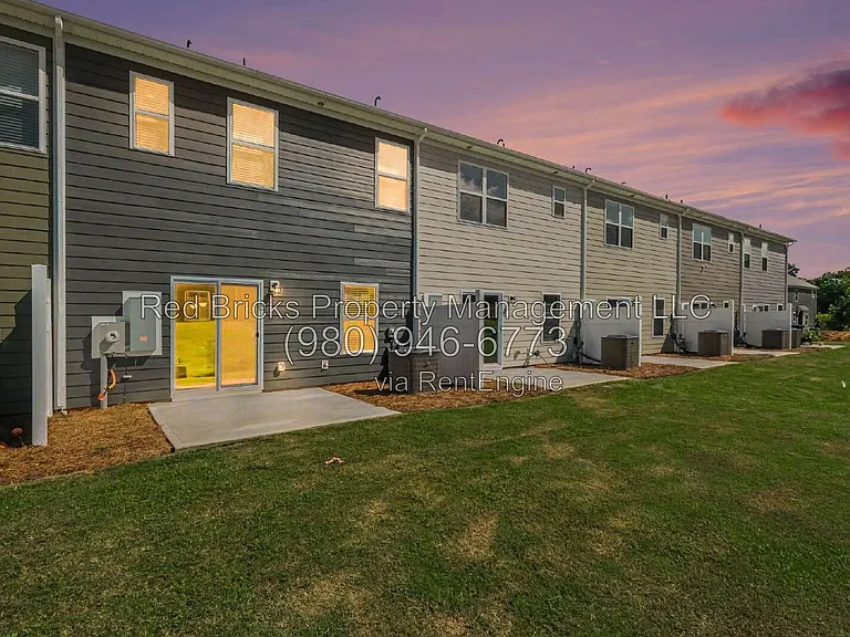 826 Earhart St NW — Photo 32