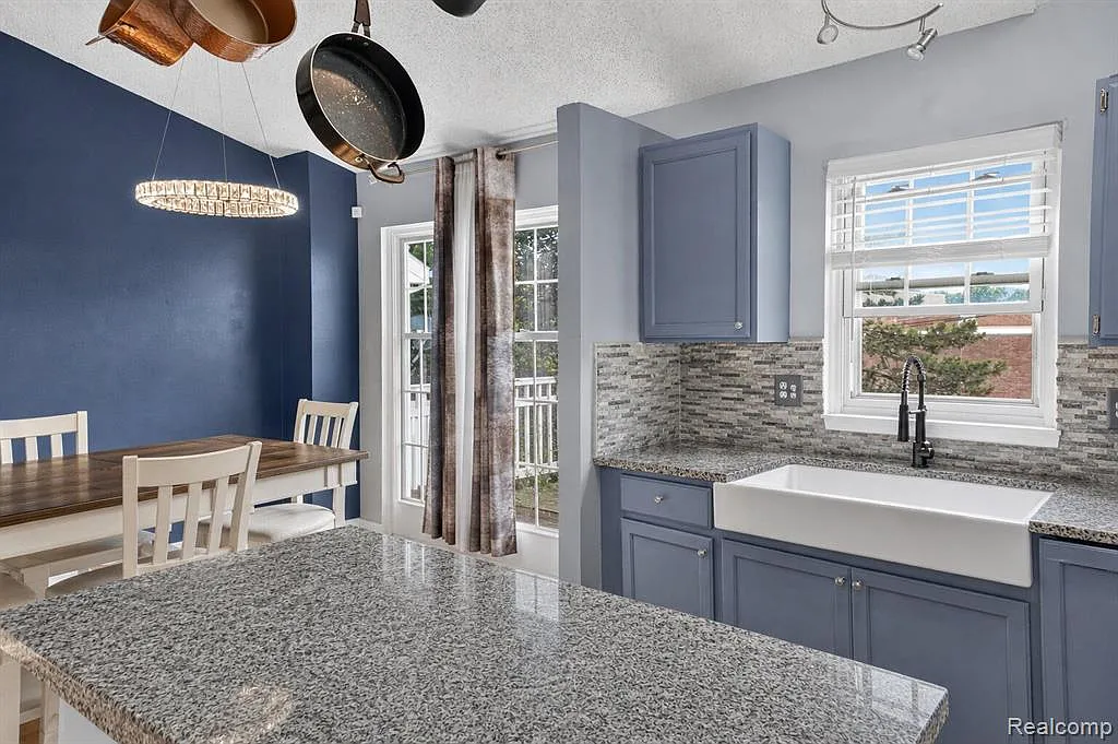 3 bed, 2.0 bath, 1600 sqft, $2,400 — Photo 3