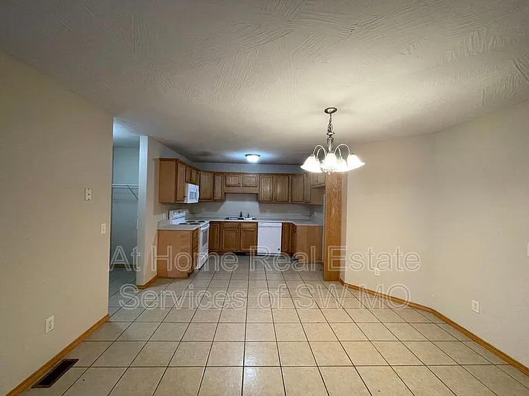 917 N Madison Ave — Photo 1