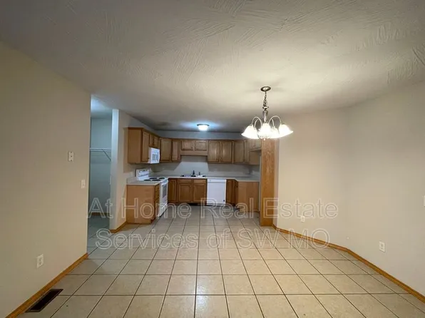 917 N Madison Ave, Republic, MO 65738