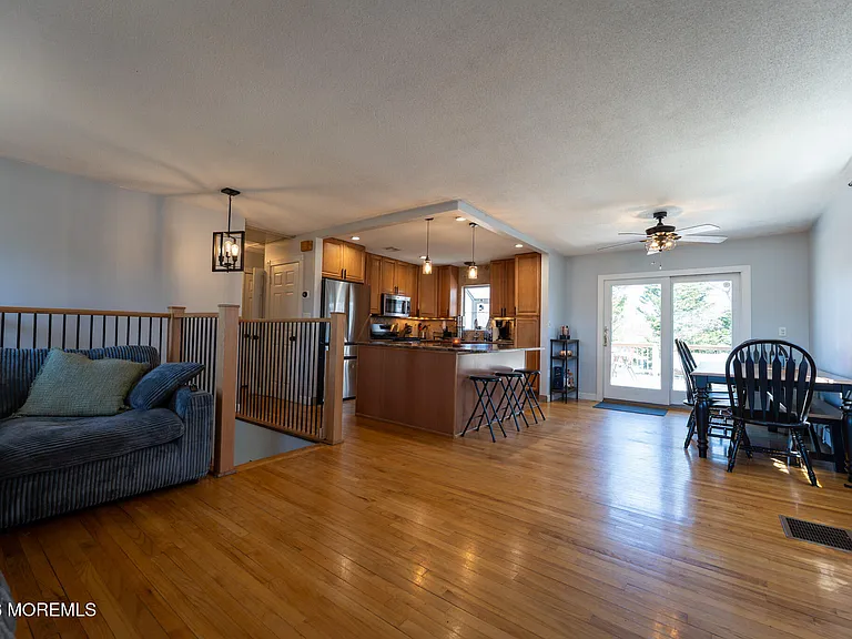 406 Lawrence Dr — Photo 20