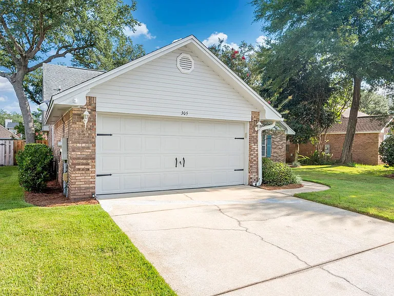 305 Parkwood Pl — Photo 3