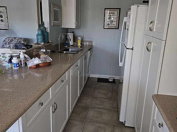 4th image of 561 Periwinkle Way Unit F6