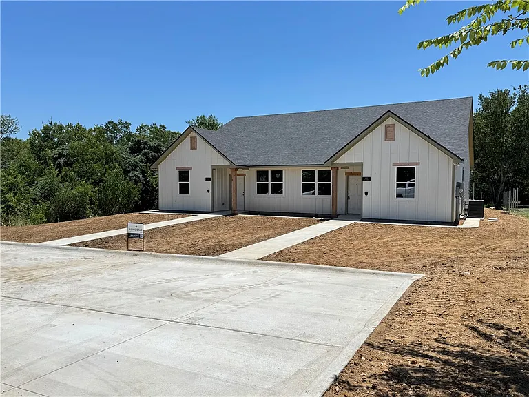 142 E Martin Luther King Dr — Photo 1