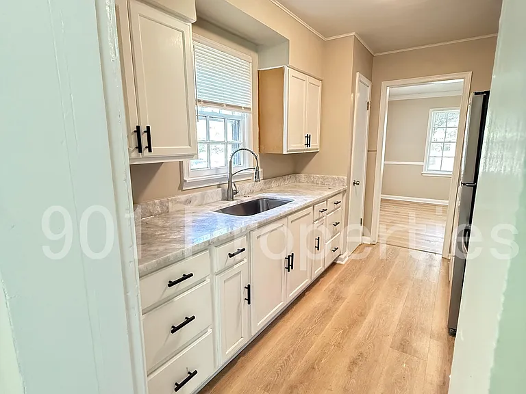 814 Colonial Rd — Photo 6