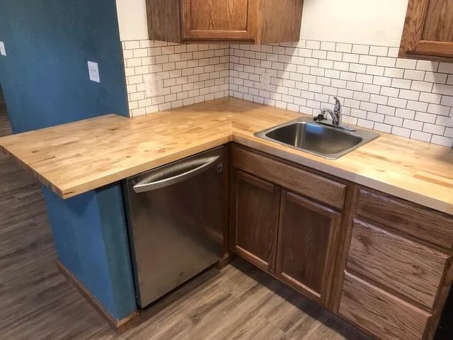 402 Fairview Ave — Photo 2
