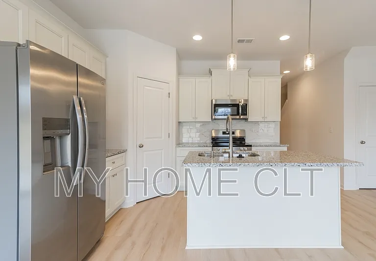 2719 Capitol Dr — Photo 9