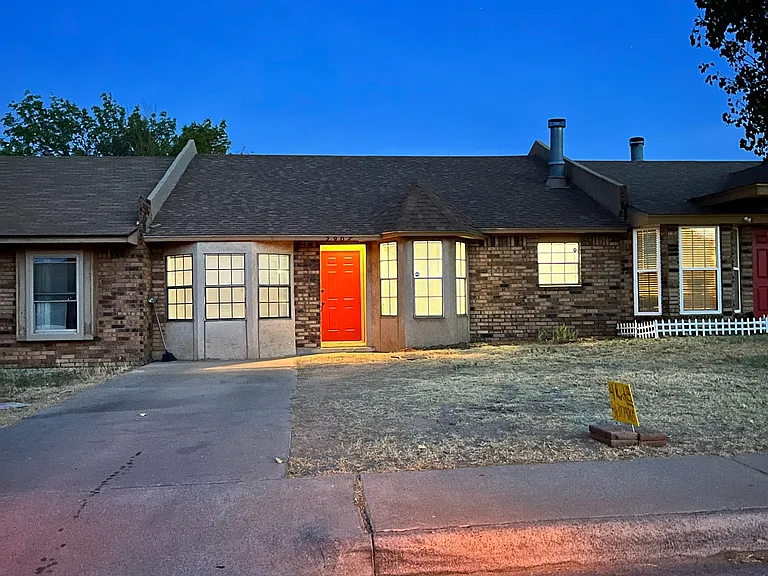 2907 Roosevelt Ave — Photo 1