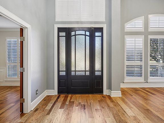 5th image of 806 Parkwood Ct