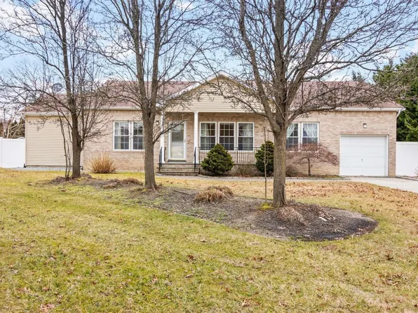 9 Liberty Place, Coram, NY 11727