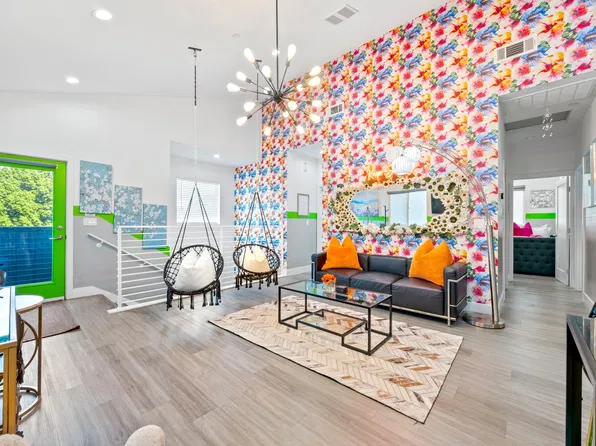 5853 Vineland Ave #A, North Hollywood, CA 91601