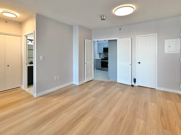 45 River Dr South image 8 of 32