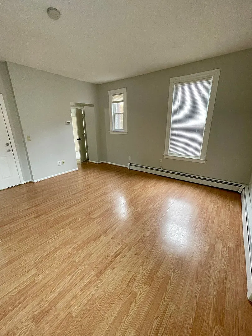 135 Howe Street — Photo 3