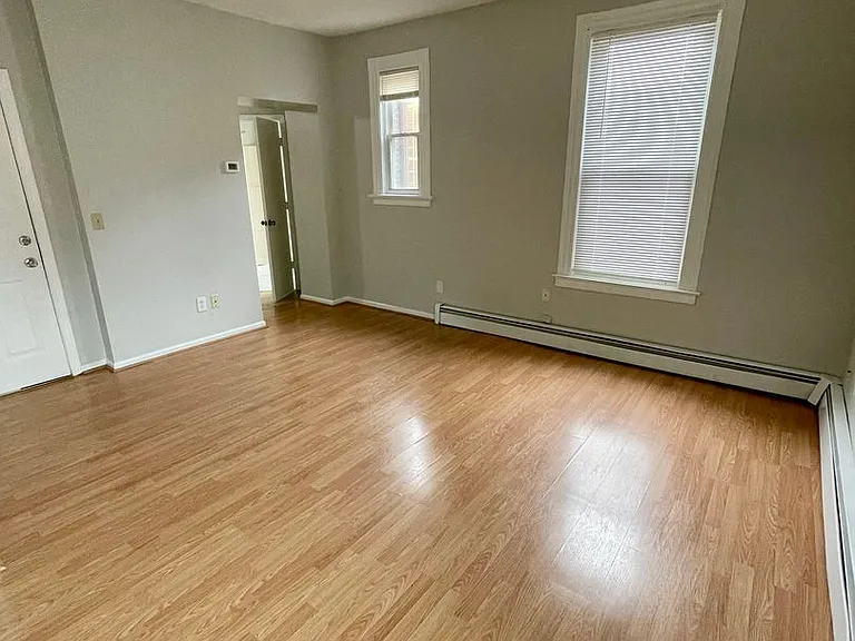 135 Howe St — Photo 3