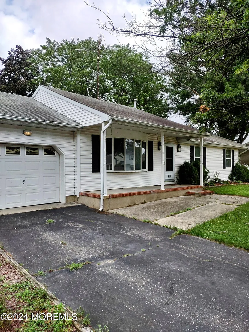 909 Madison Ave photo 1