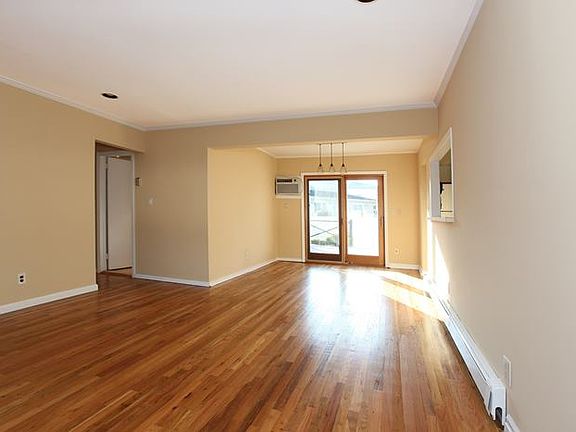 3rd image of 1532 Benjamin Ave