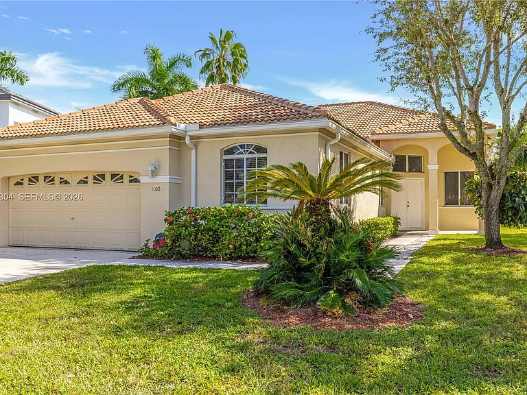 1102 Camellia Cir — Photo 1