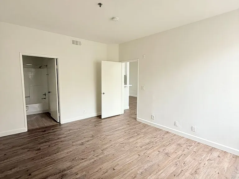 Perfectly situated 2 bedroom and 2 bathroom ! — Photo 23