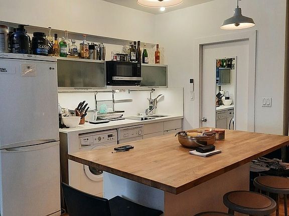 3rd image of 138 Fulton St APT 4B