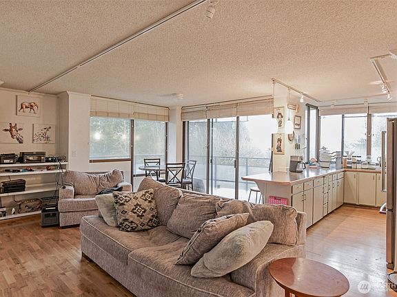 3rd image of 1910 Evergreen Park Drive SW #302