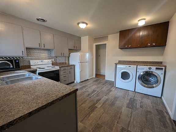 4th image of 20 Loch Lomond Ln