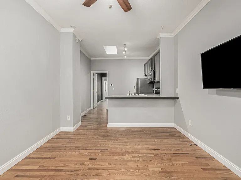 2482 W Argyle Pl — Photo 4