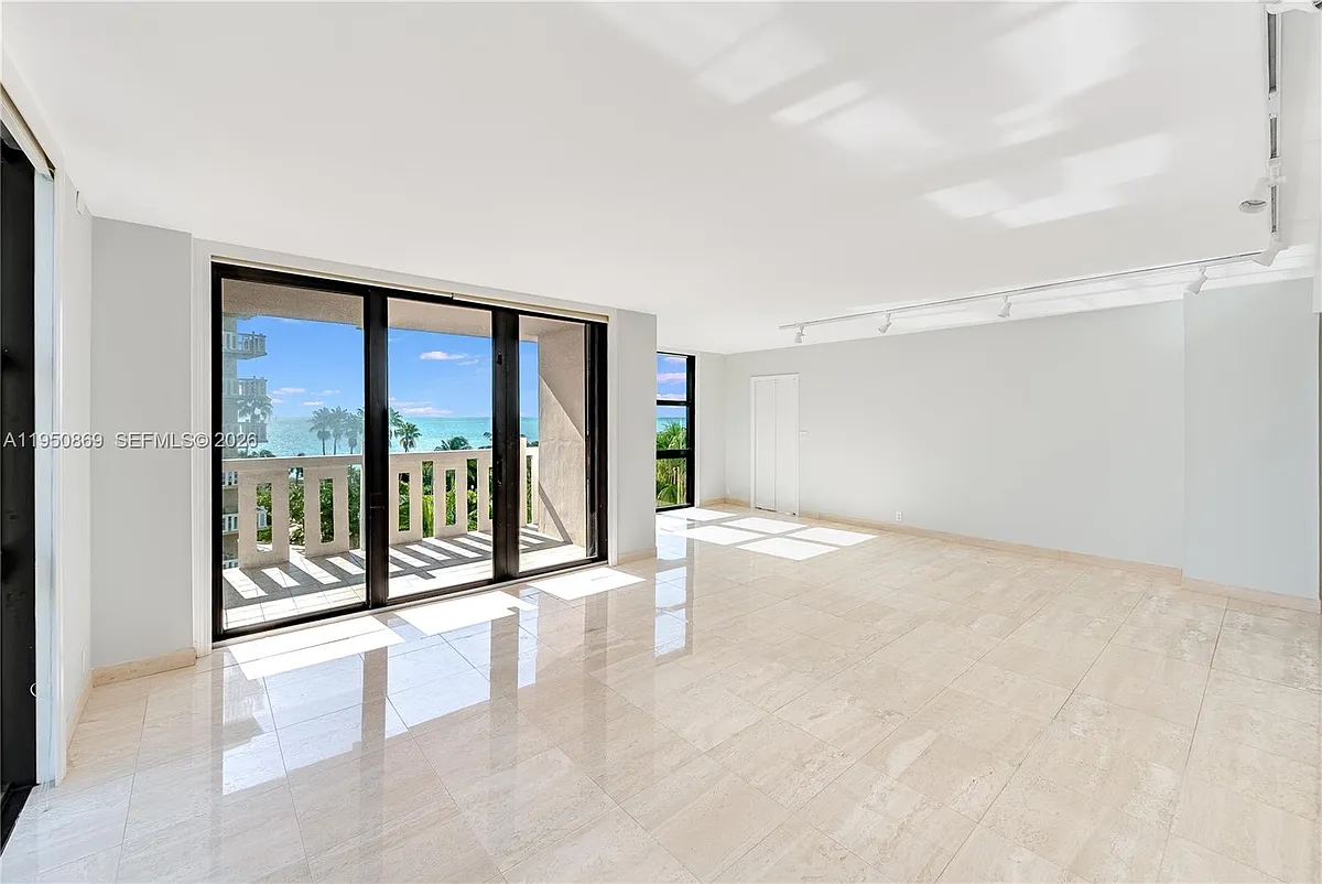 Building Photo - 1121 Crandon Blvd #F601