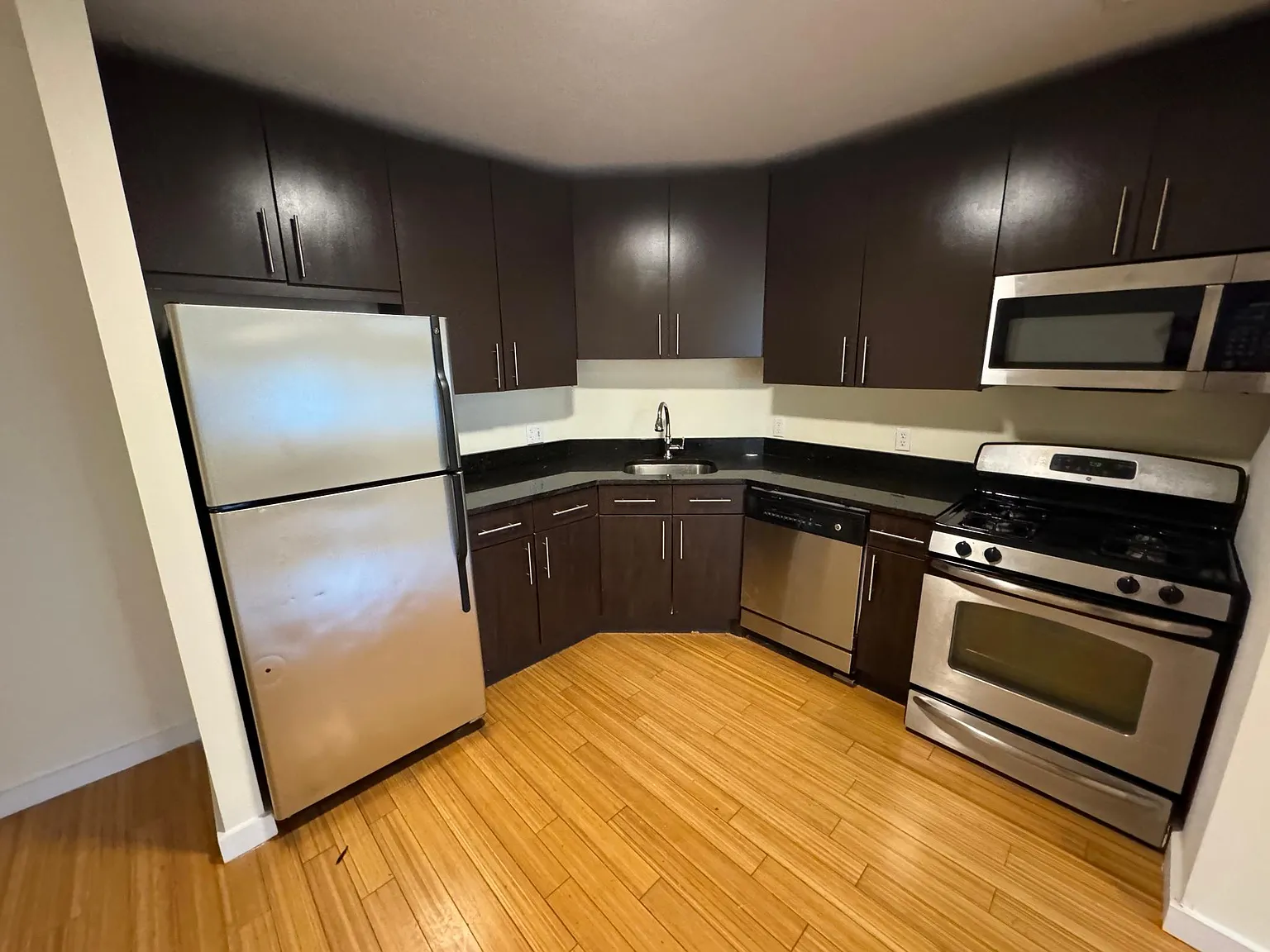 Studio, 555 sqft, $2,050 — Photo 3
