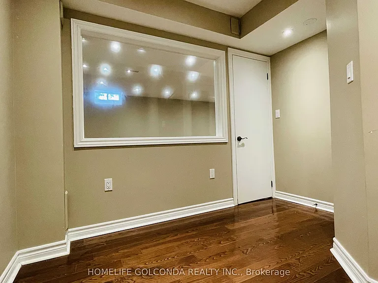 110 A Bond Cres #LOWER — Photo 17