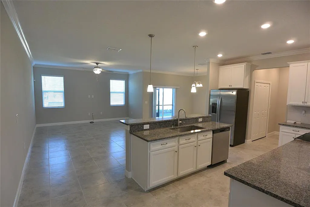 3 bed, 2.5 bath, 2319 sqft, $2,450 — Photo 4