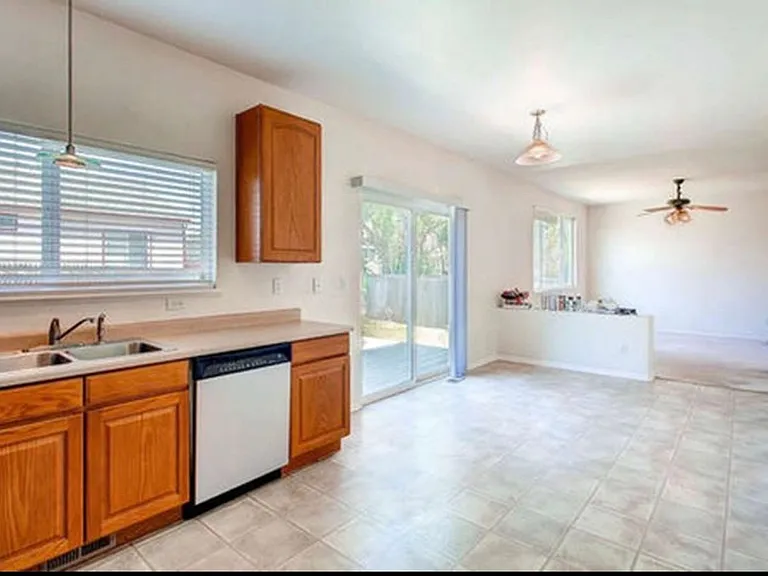 7559 Coffee Rd — Photo 3