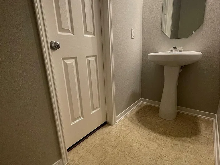 1502 Claremont Garden Cir — Photo 24