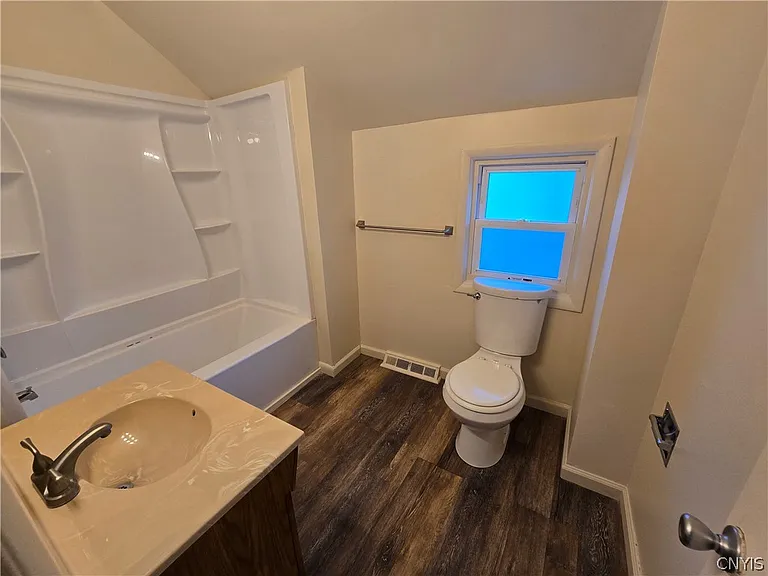 112 Helen St — Photo 13