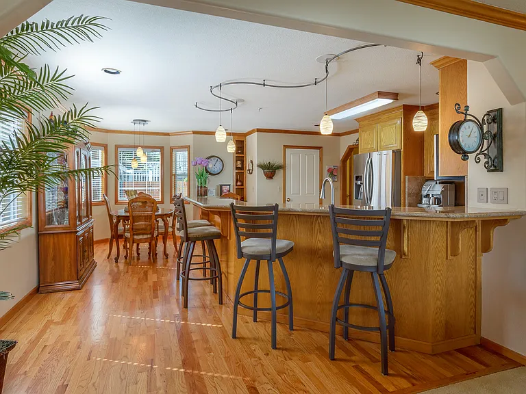 235 Peyton St — Photo 3