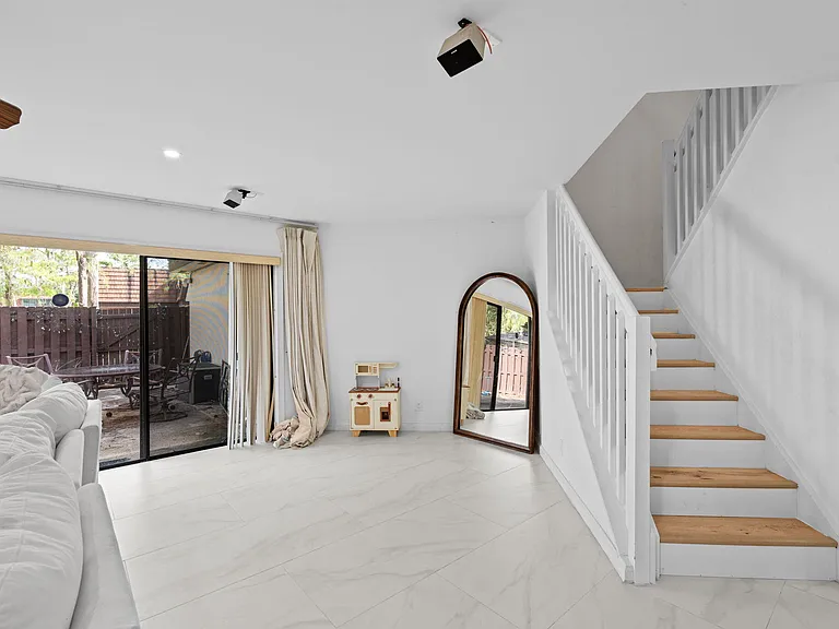 111 Weybridge Cir — Photo 13