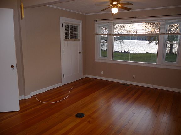 Living rm w/views to lake