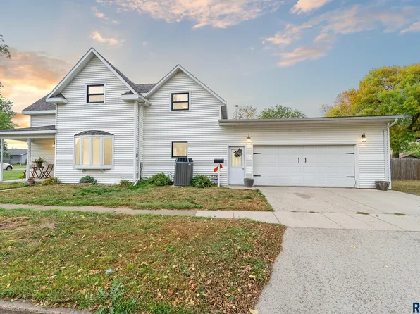 812 E 10th St, Dell Rapids, SD 57022