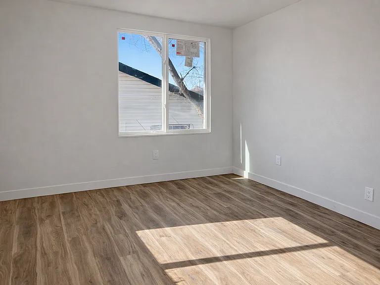 400 SW Grand Blvd #1 — Photo 4