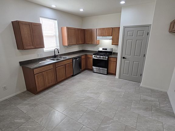 Open kitchen 
Open dinning room