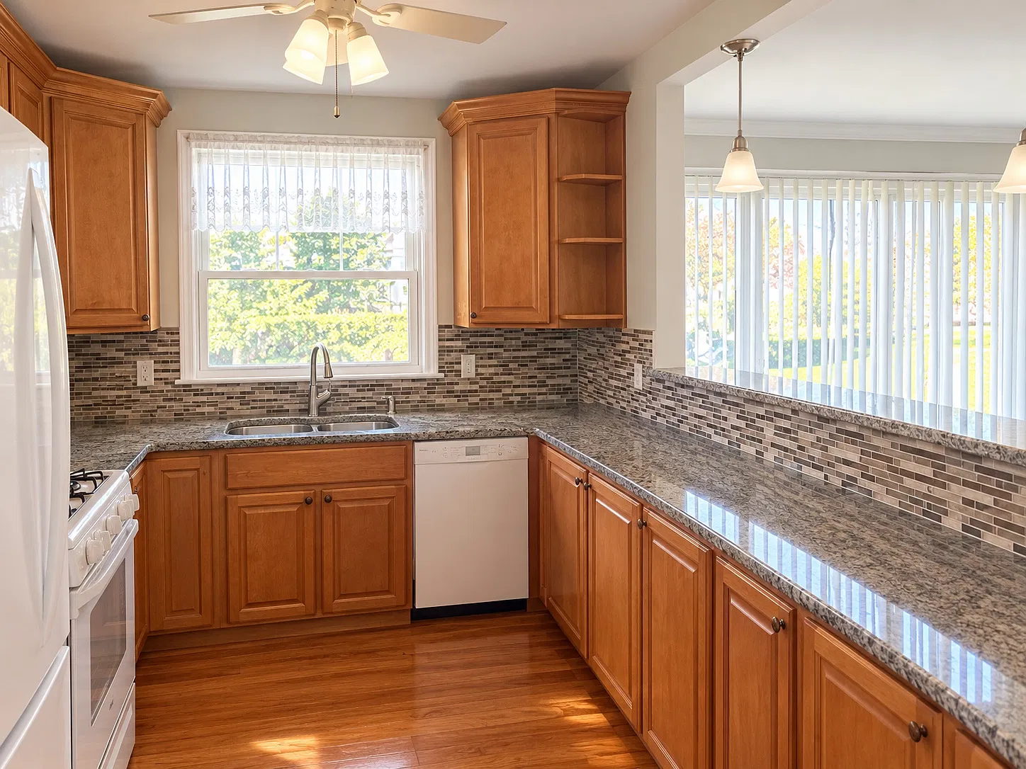 3 bed, 1046 sqft, $2,650 — Photo 3