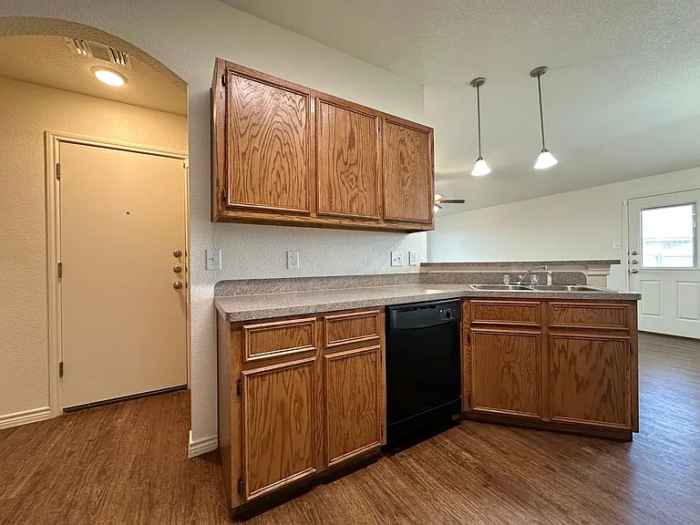 901 Lasso Dr — Photo 36