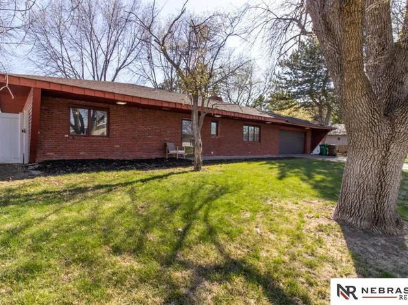 2001 Surfside Dr, Lincoln, NE 68528