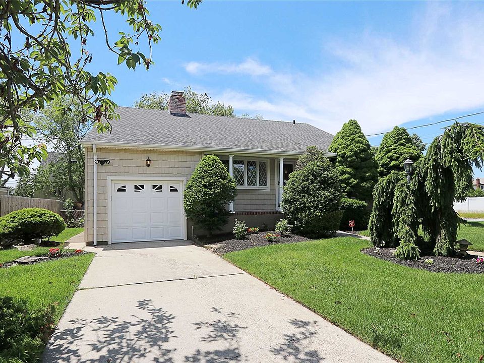 1st image of 42 Peconic Dr