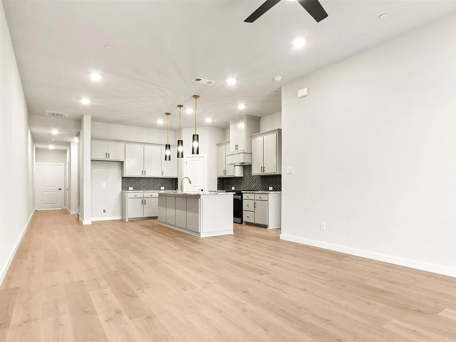 3 bed, 2.5 bath, 1683 sqft, $2,600 — Photo 4