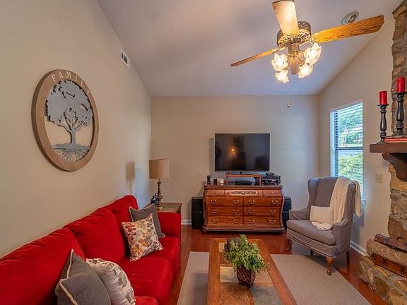 4th image of 250 Graceland Cir