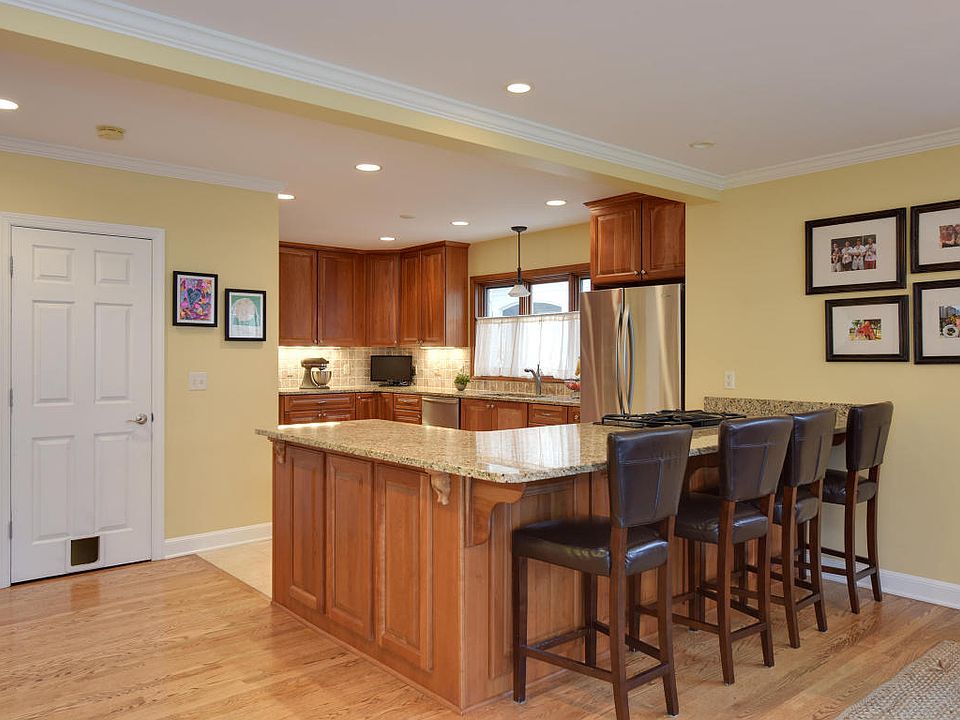 1st image of 4618 N Wildwood Ave