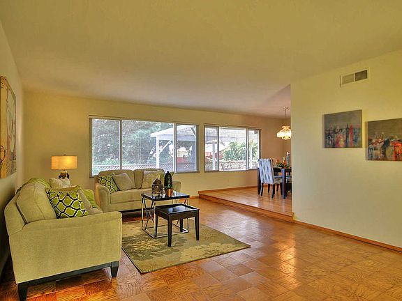 Flowing floorplan with separate living & dining rooms