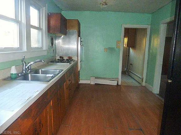 3rd image of 3010 Roanoke Ave