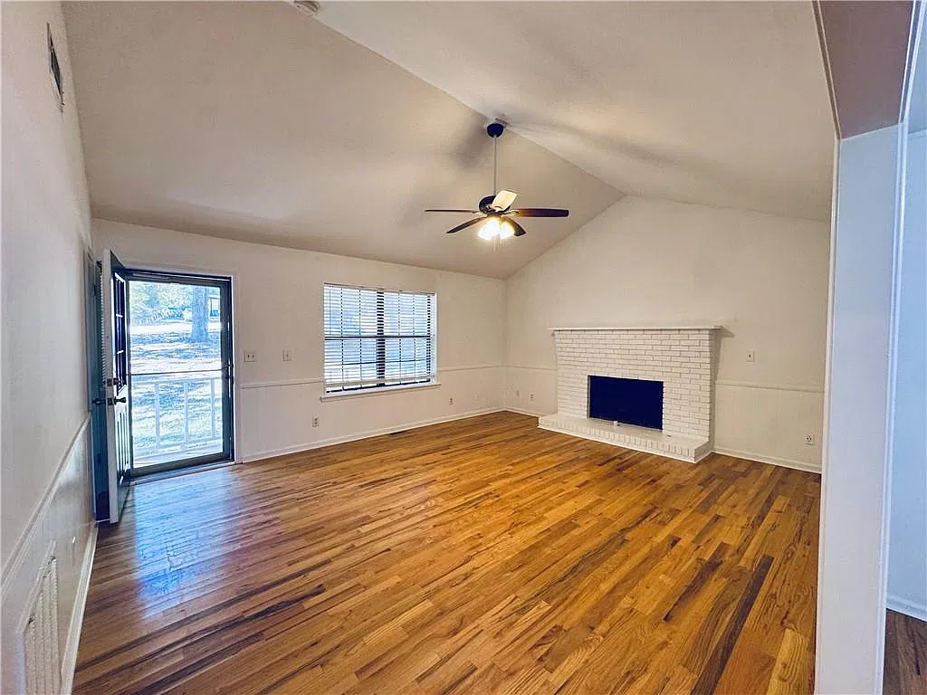 3 bed, 2.0 bath, 1386 sqft, $2,500 — Photo 4