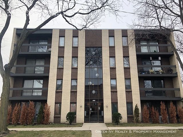 1st image of 5220 N Rockwell St #3